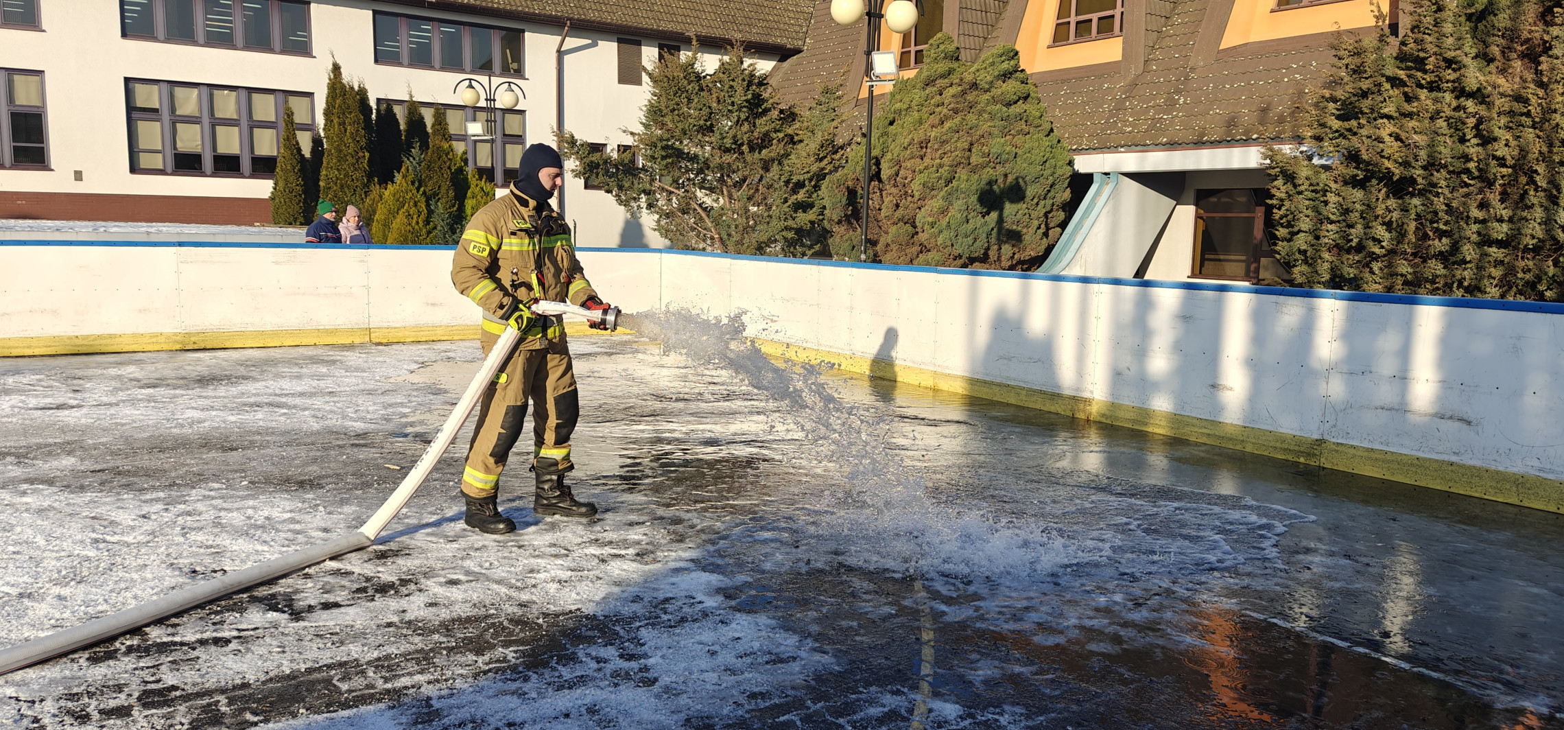 Tu powstaje ślizgawka. Strażacy wylewają wodę