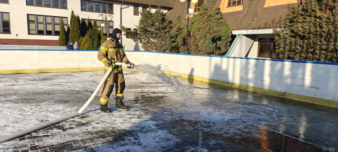 Tu powstaje ślizgawka. Strażacy wylewają wodę