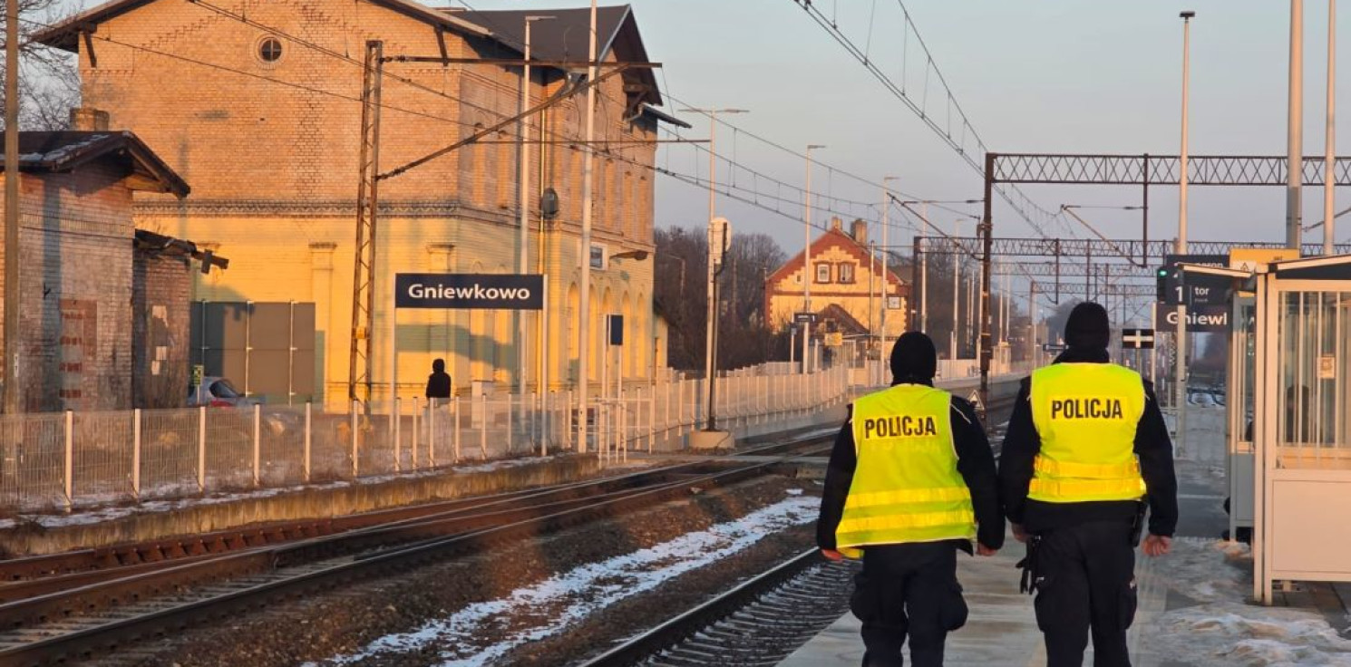 Inowrocław - Policjanci patrolują dworce i tory kolejowe