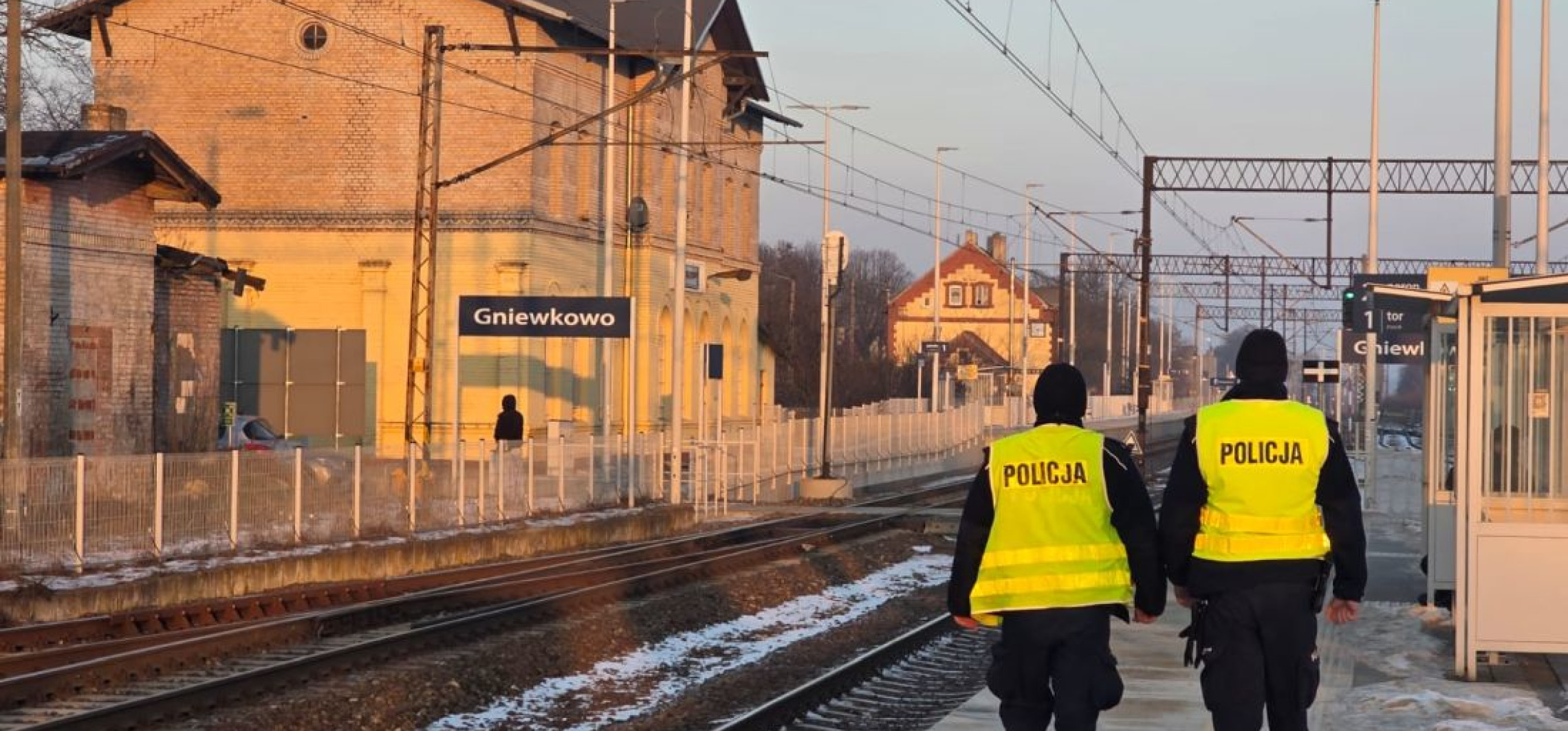 Policjanci patrolują dworce i tory kolejowe