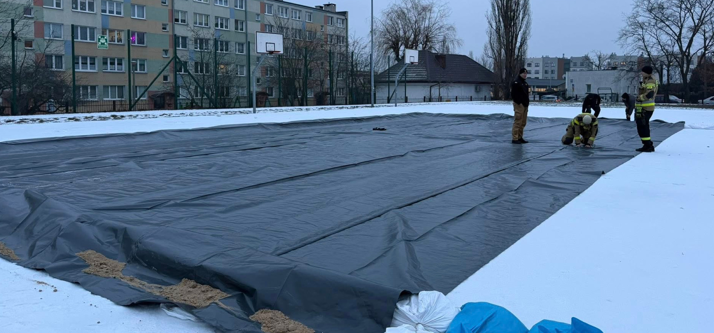 W Inowrocławiu powstaje kolejne tymczasowe lodowisko