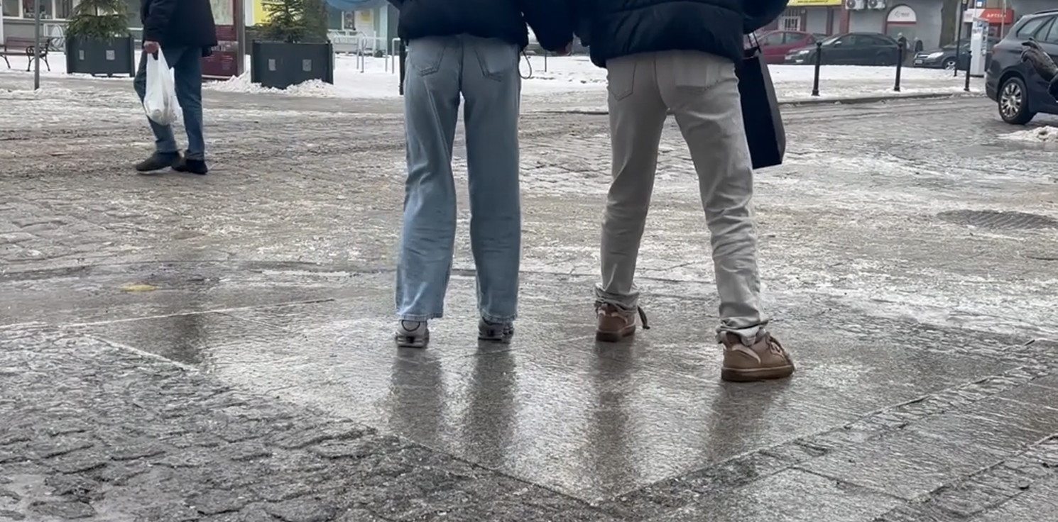 Inowrocław - Uwaga! Szklanka na chodnikach i ulicach