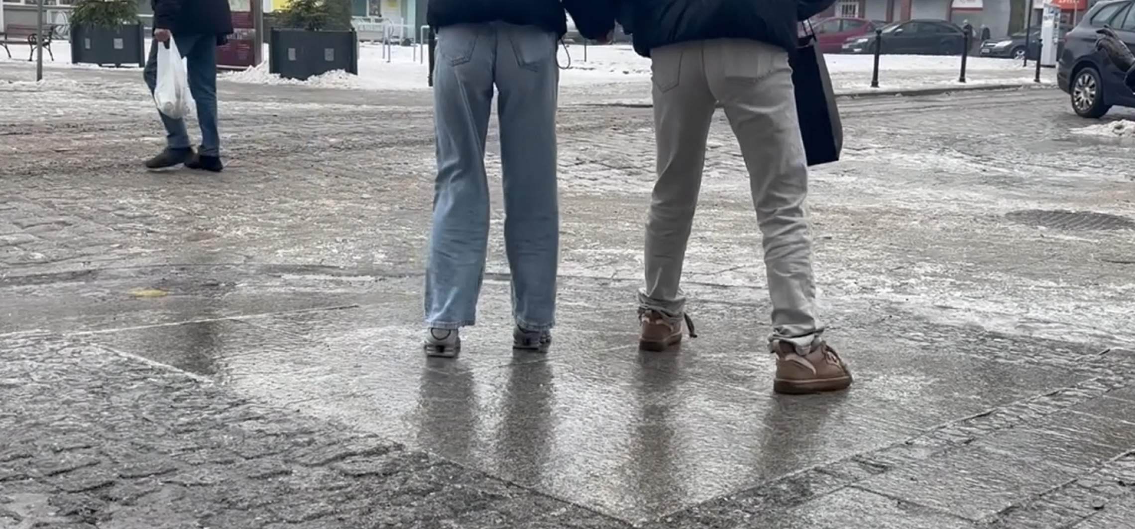 Uwaga! Szklanka na chodnikach i ulicach