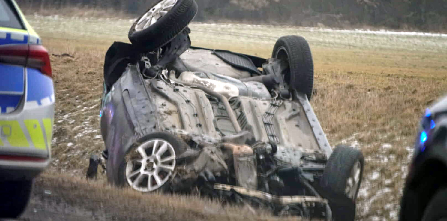 Region - Utrudnienia na drodze do Gniewkowa po dachowaniu auta