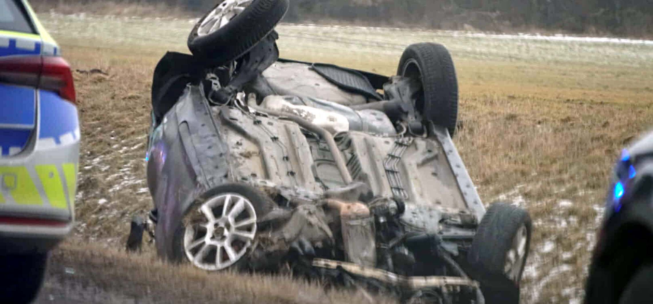 Utrudnienia na drodze do Gniewkowa po dachowaniu auta
