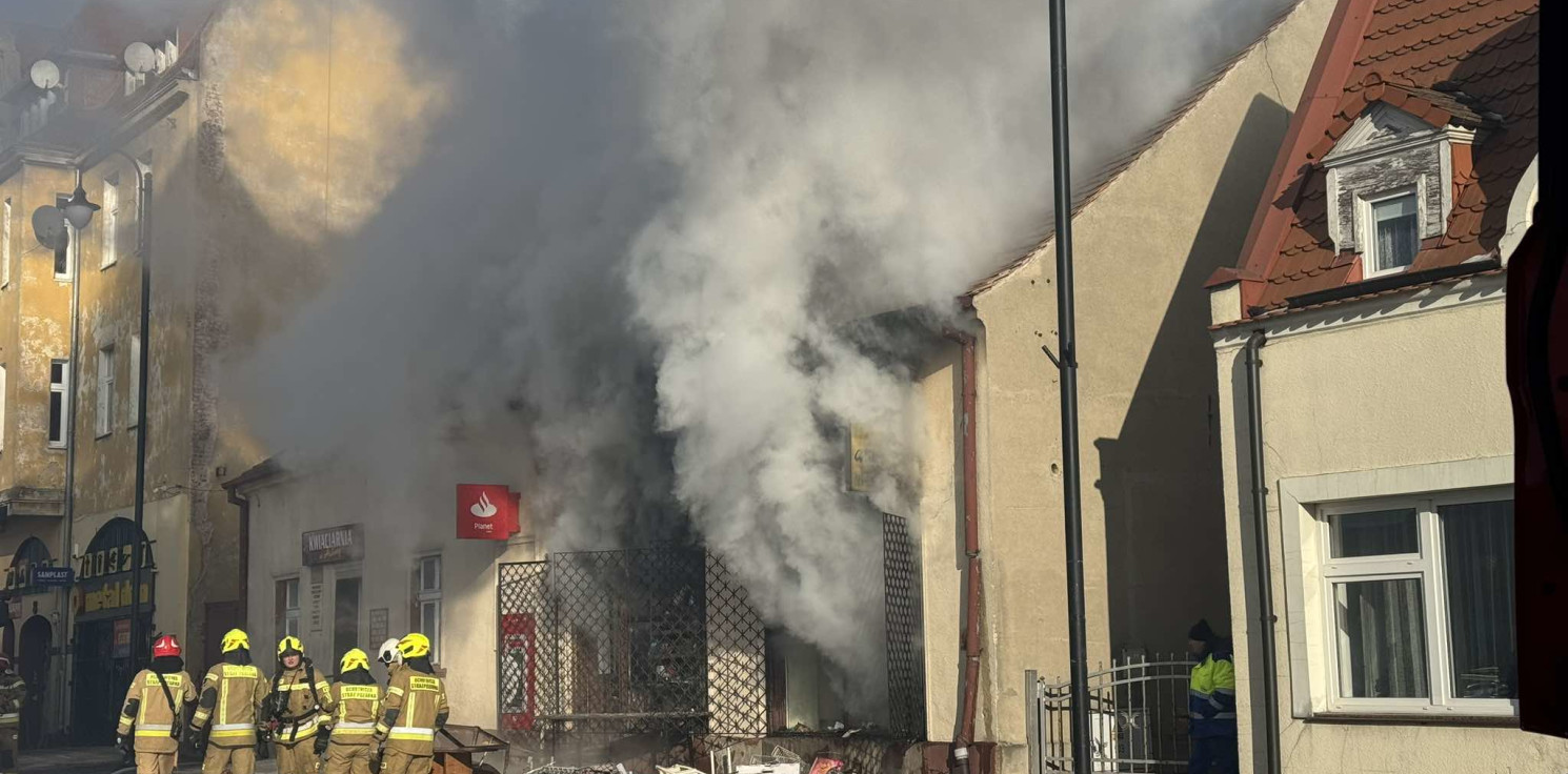 Kruszwica.online - Pali się sklep z zabawkami w Kruszwicy. Trwa akcja gaśnicza