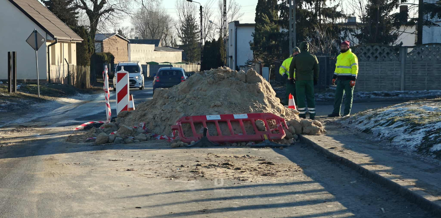 Inowrocław - Zamknięty odcinek Szymborskiej. Pracuje tam ekipa "Wodociągów"