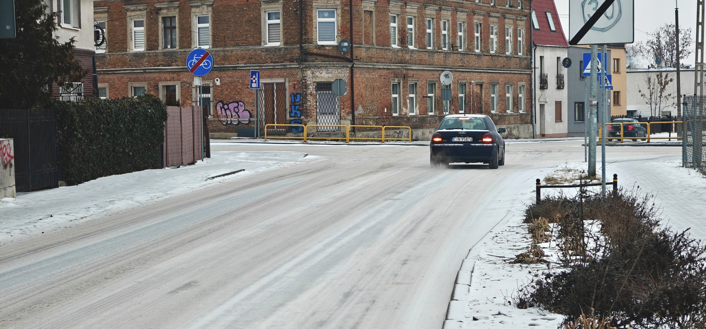 Atak gołoledzi. Od rana w mieście pada marznący deszcz