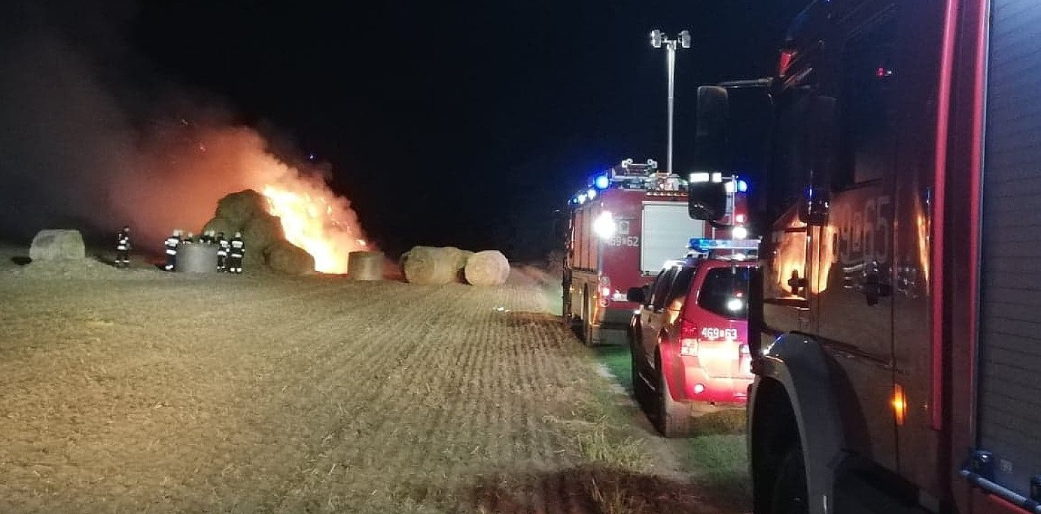 Kruszwica.online - Pożar stogu siana niedaleko Kruszwicy