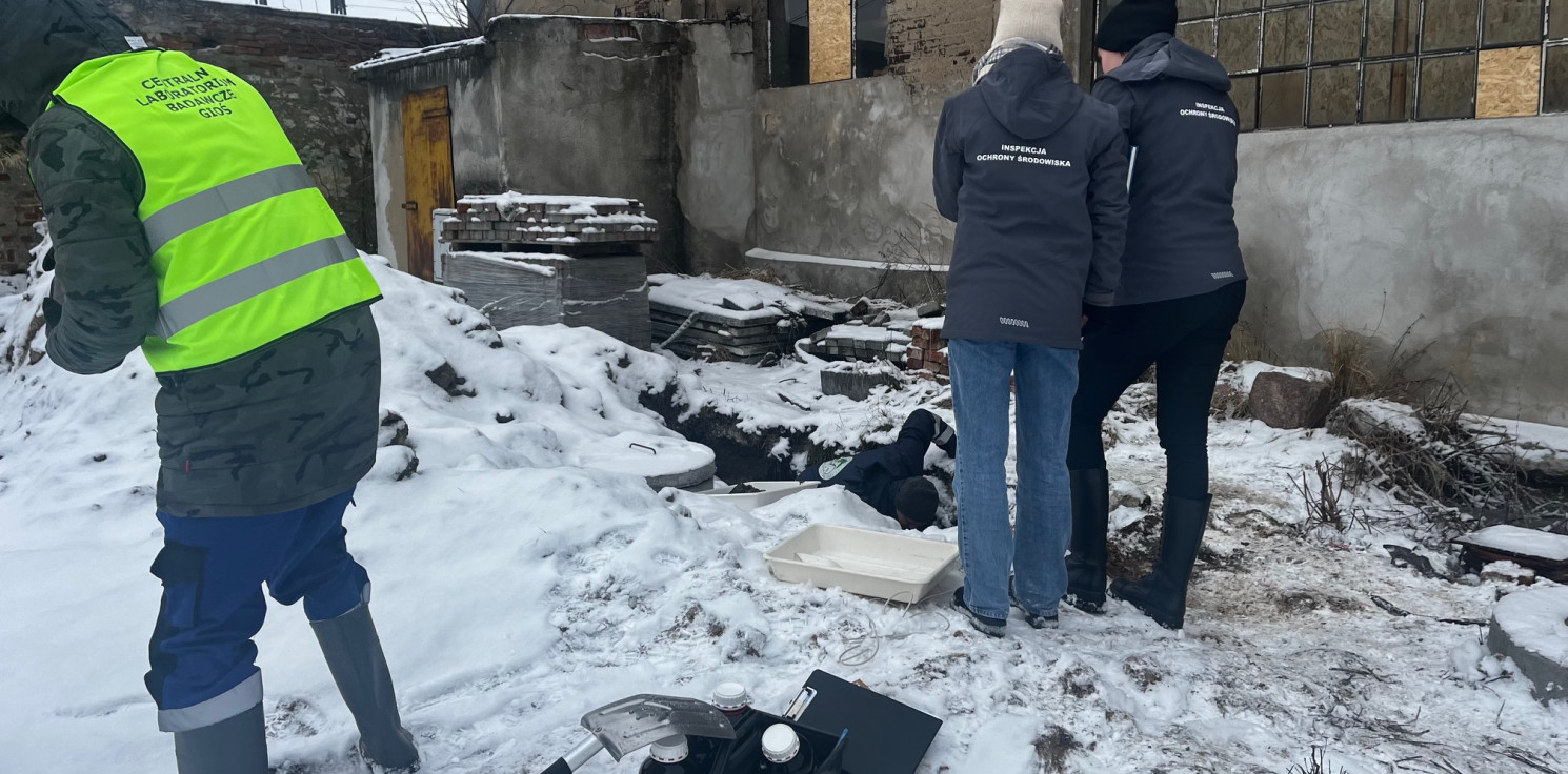 Inowrocław - Zanieczyszczenia niedaleko Solanek. Kontrolerzy pobrali próbki gruntu