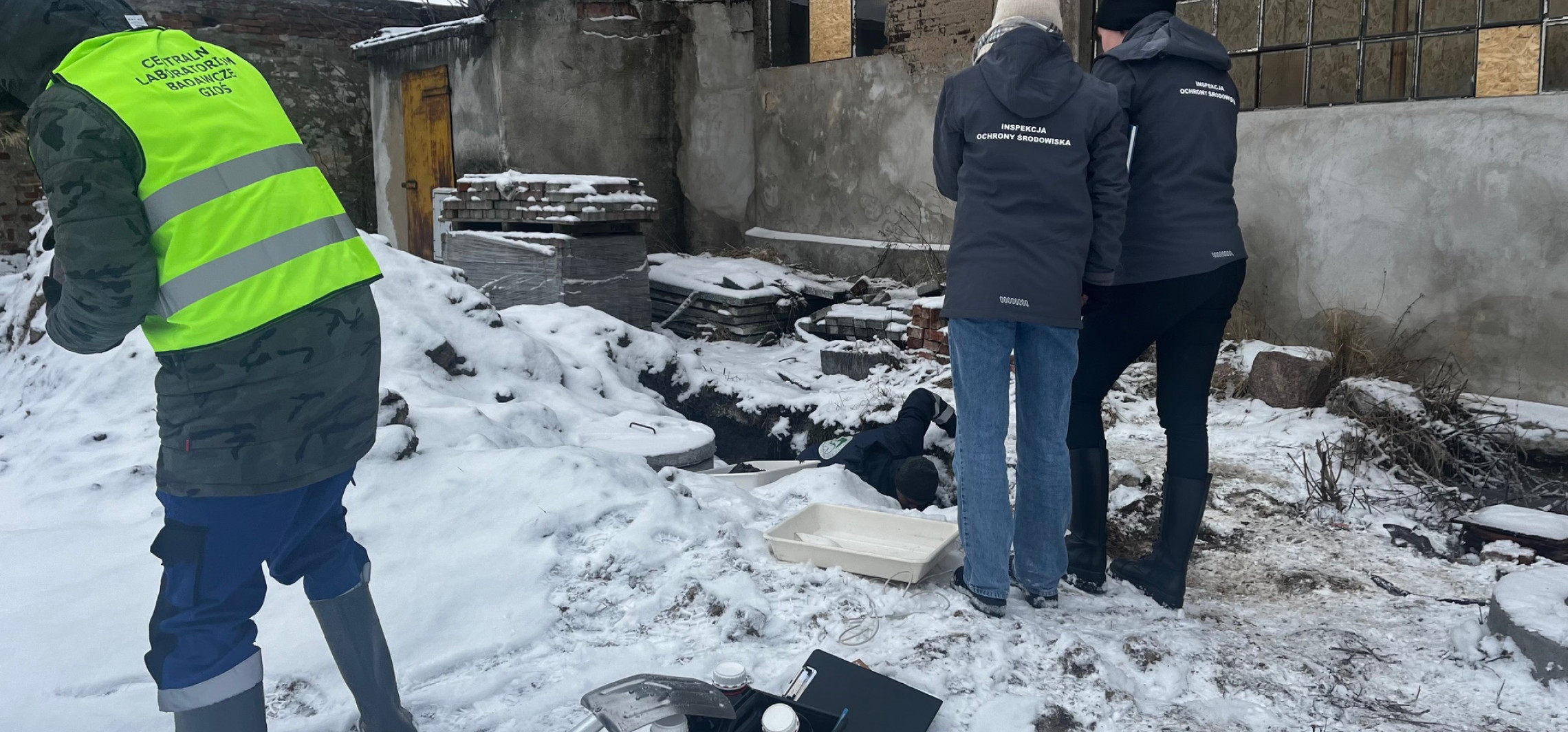 Zanieczyszczenia niedaleko Solanek. Kontrolerzy pobrali próbki gruntu