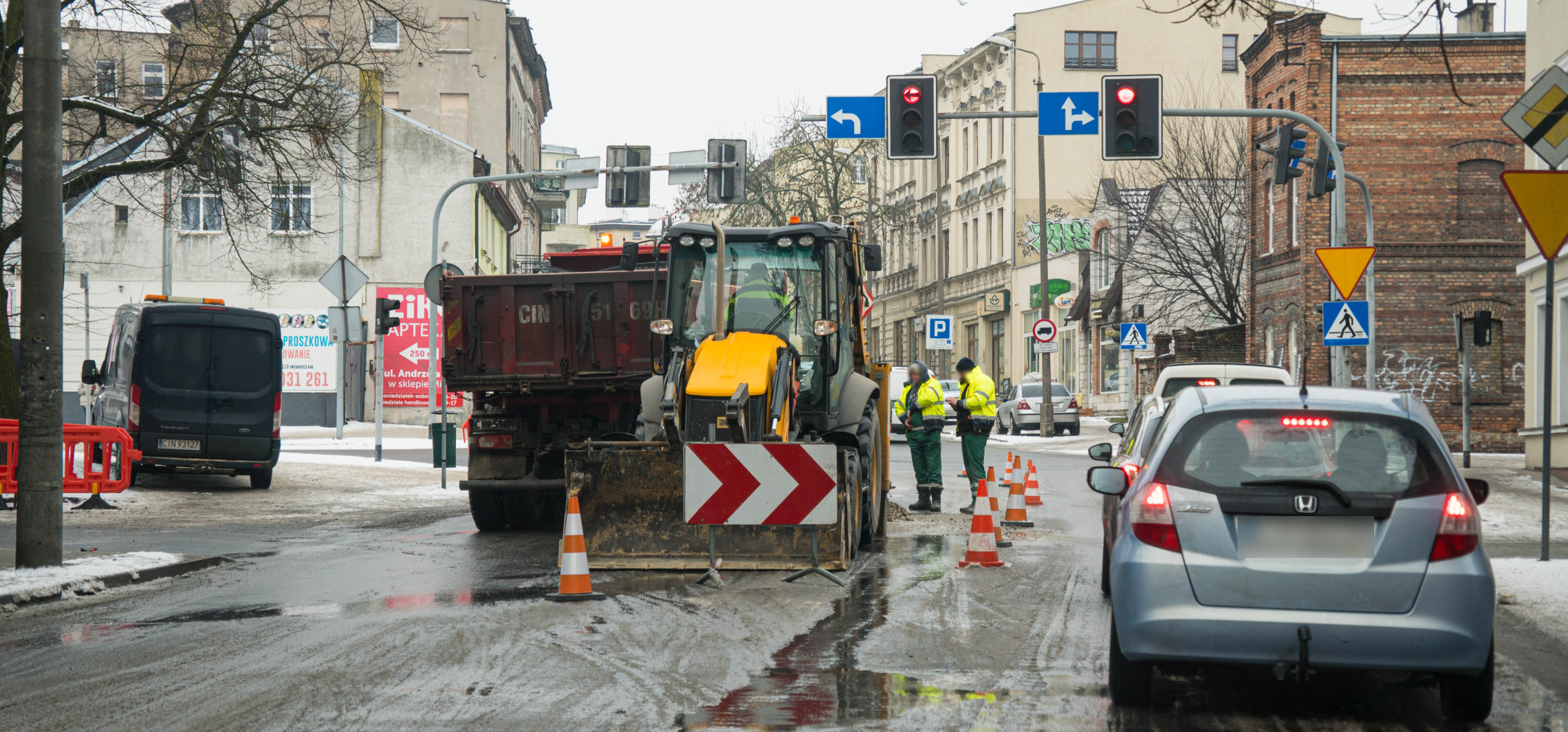 Awaria wodociągowa i utrudnienia na skrzyżowaniu