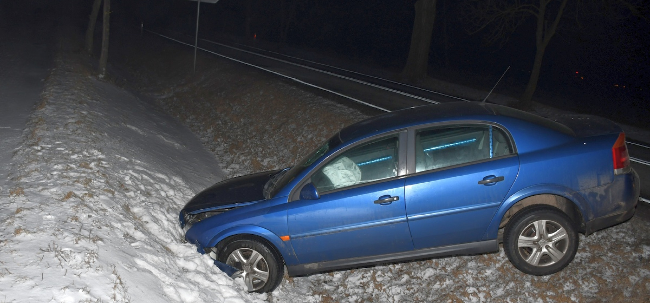 Nocna szarża pijanego 18-latka. Zabrał kluczyki koledze i wpadł autem do rowu
