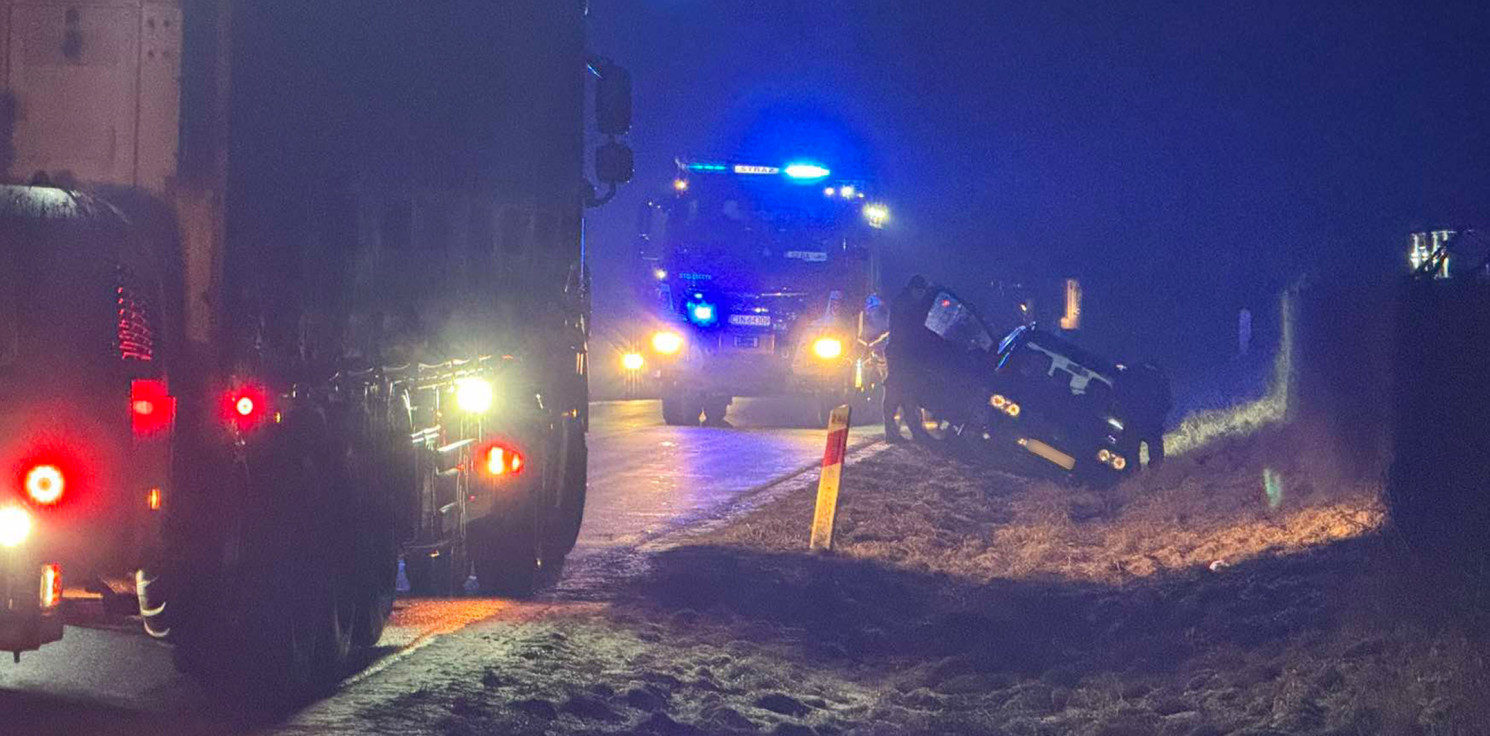 Złotniki Kuj. - Auto w rowie. Droga w pobliżu Złotnik Kujawskich zablokowana