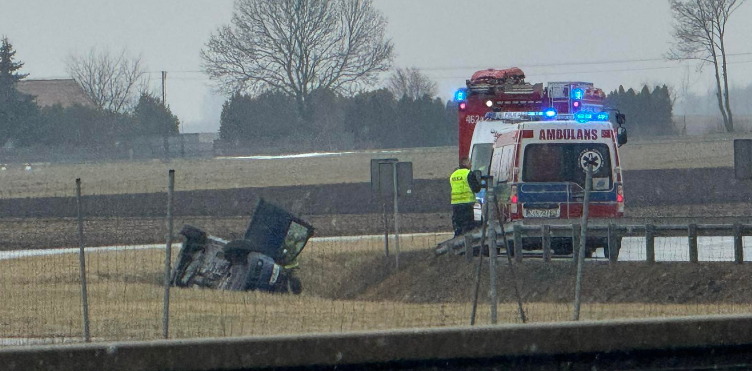 Gmina Inowrocław - Samochód w rowie. Coraz gorsze warunki na drogach