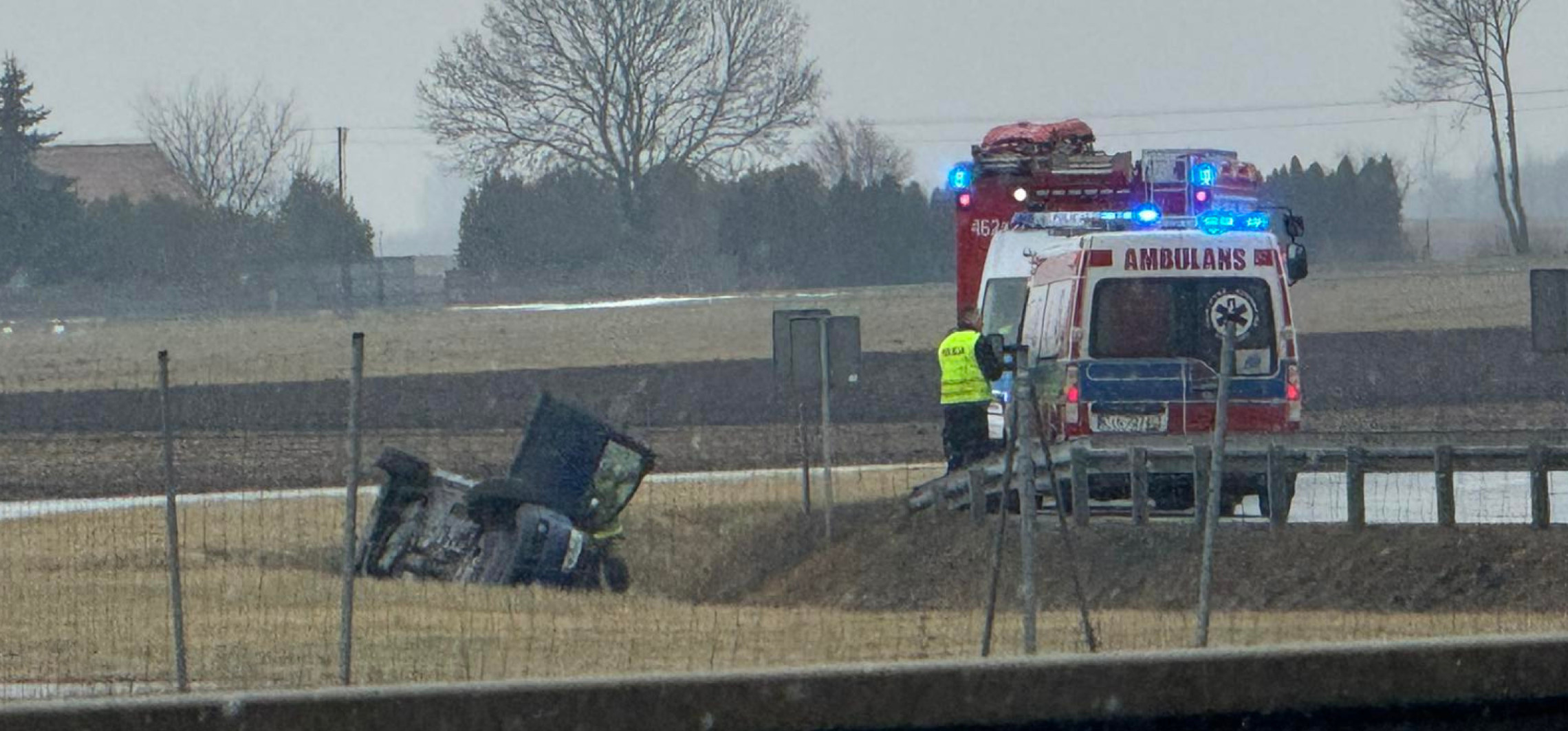 Samochód w rowie. Coraz gorsze warunki na drogach