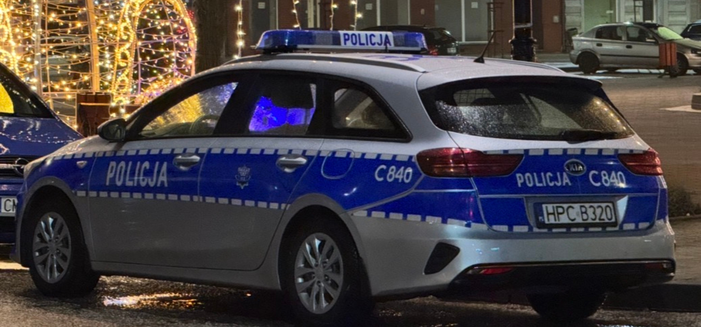 Nocne zatrzymanie na Rynku. 20-latek z zakazem prowadzenia aut i... marihuaną