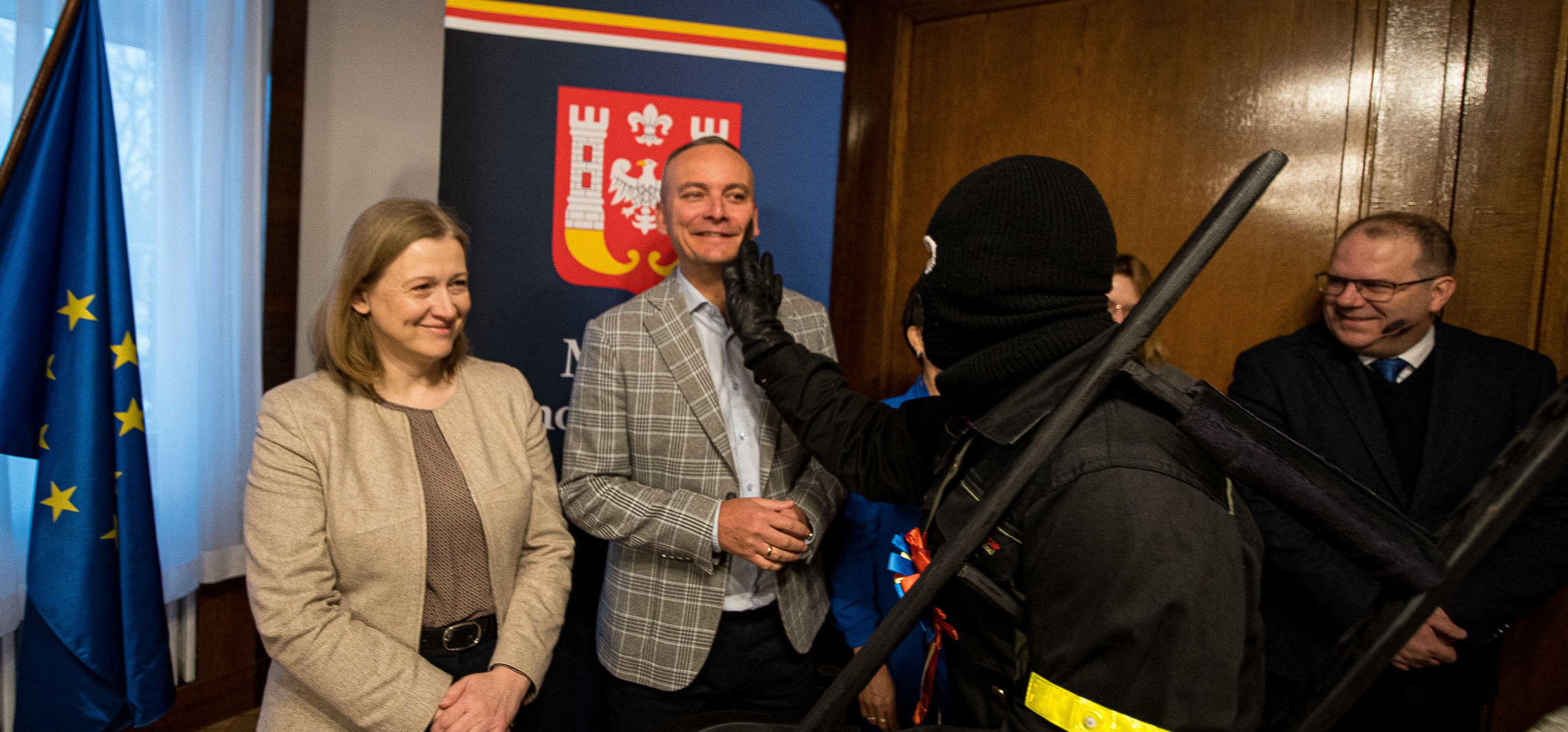 Kozy zaczęły harce. Na początek ratusz