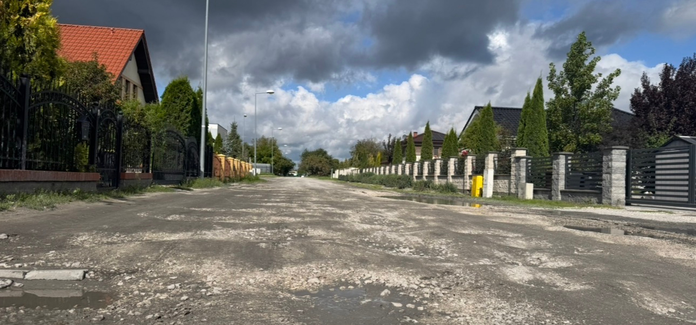 Przez 15 lat były tu dziury i błoto. Jest kasa na gruntówki