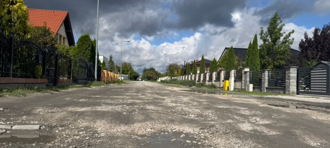 Przez 15 lat były tu dziury i błoto. Jest kasa na gruntówki