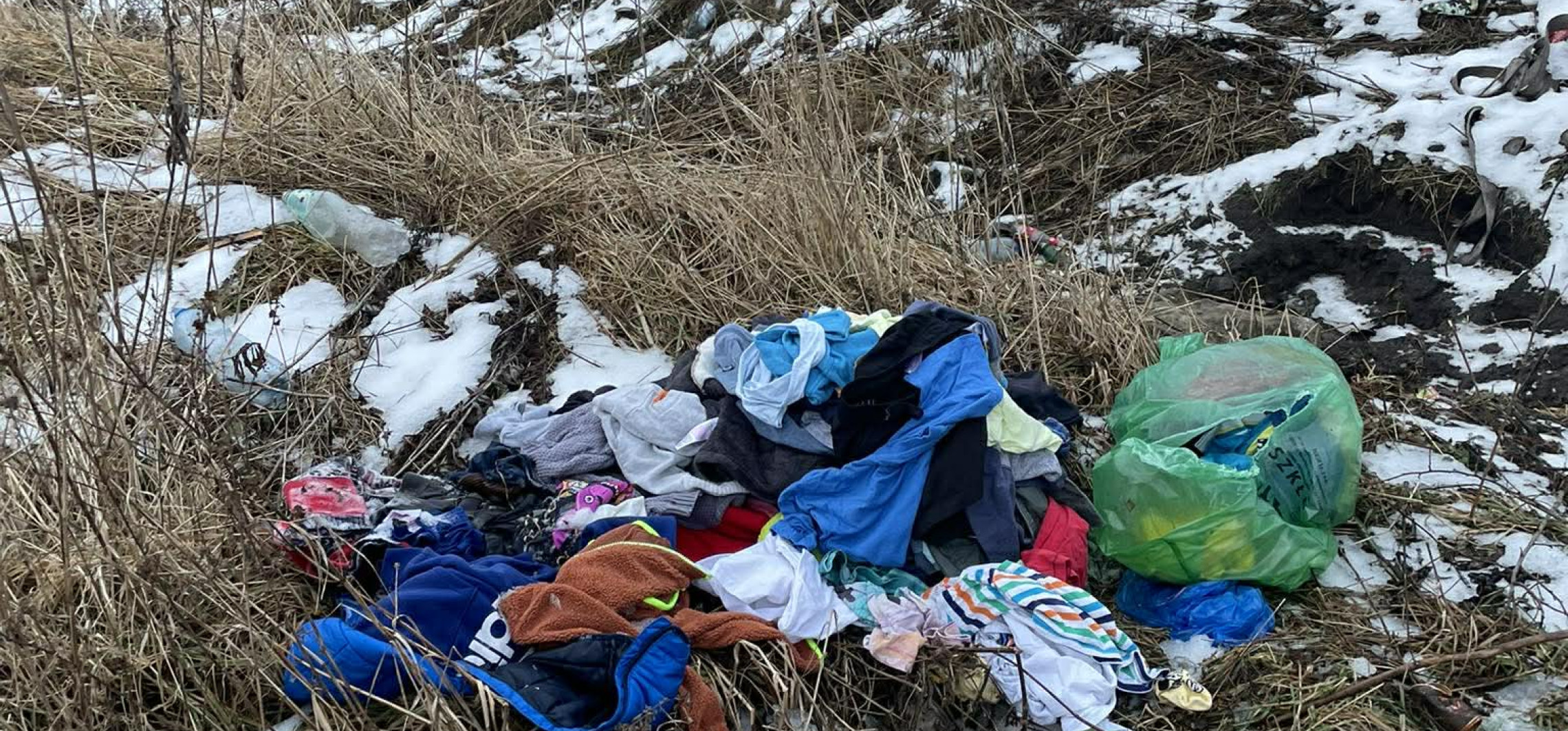 Kanapa, małpki i strzykawki. Co jeszcze ktoś wyrzuci przy Drodze do Lotniska?