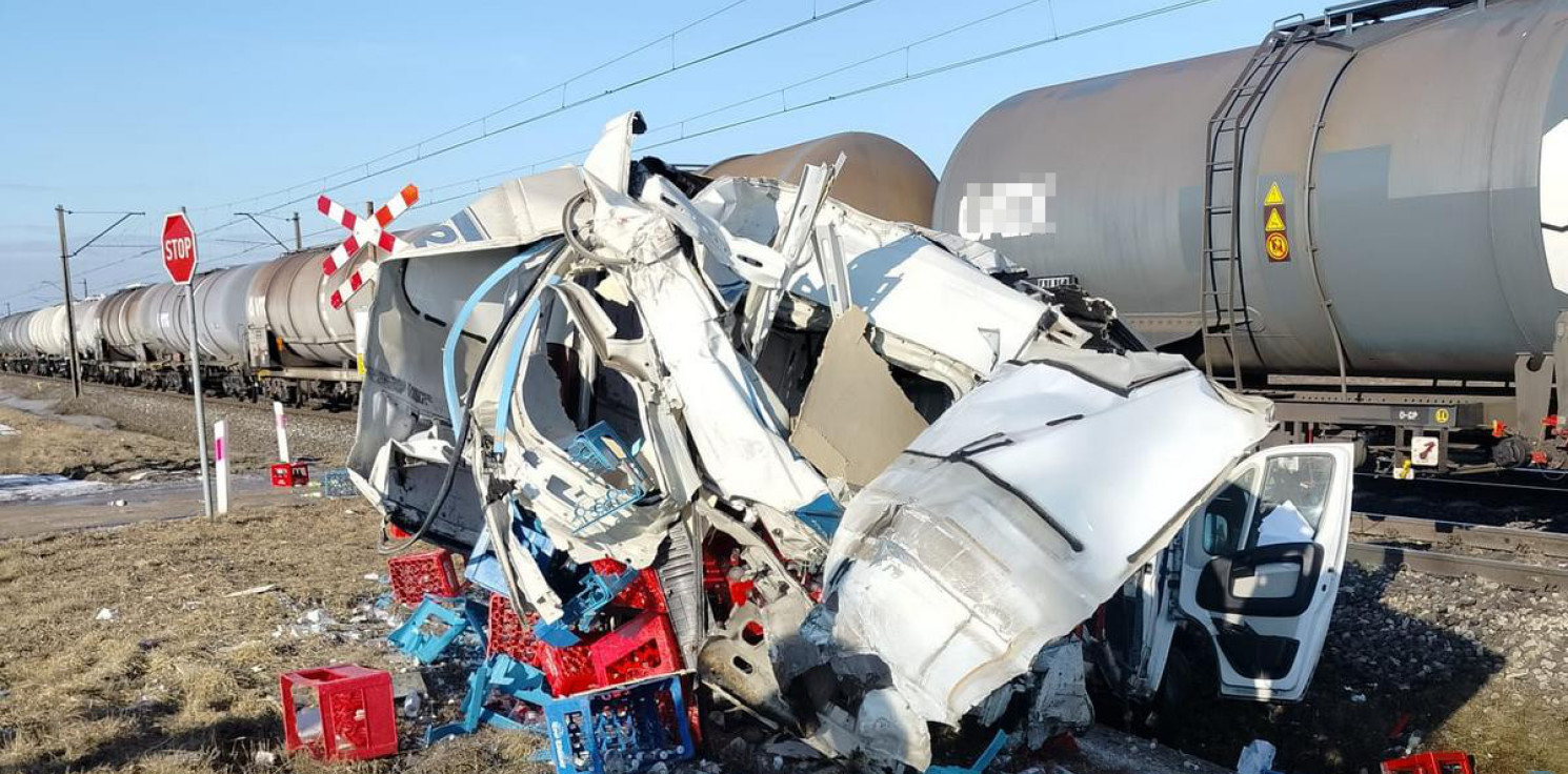 Region - Wypadek na przejeździe kolejowym. "Część auta została rozerwana"