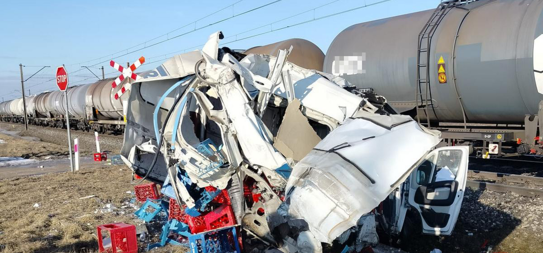 Wypadek na przejeździe kolejowym. "Część auta została rozerwana"