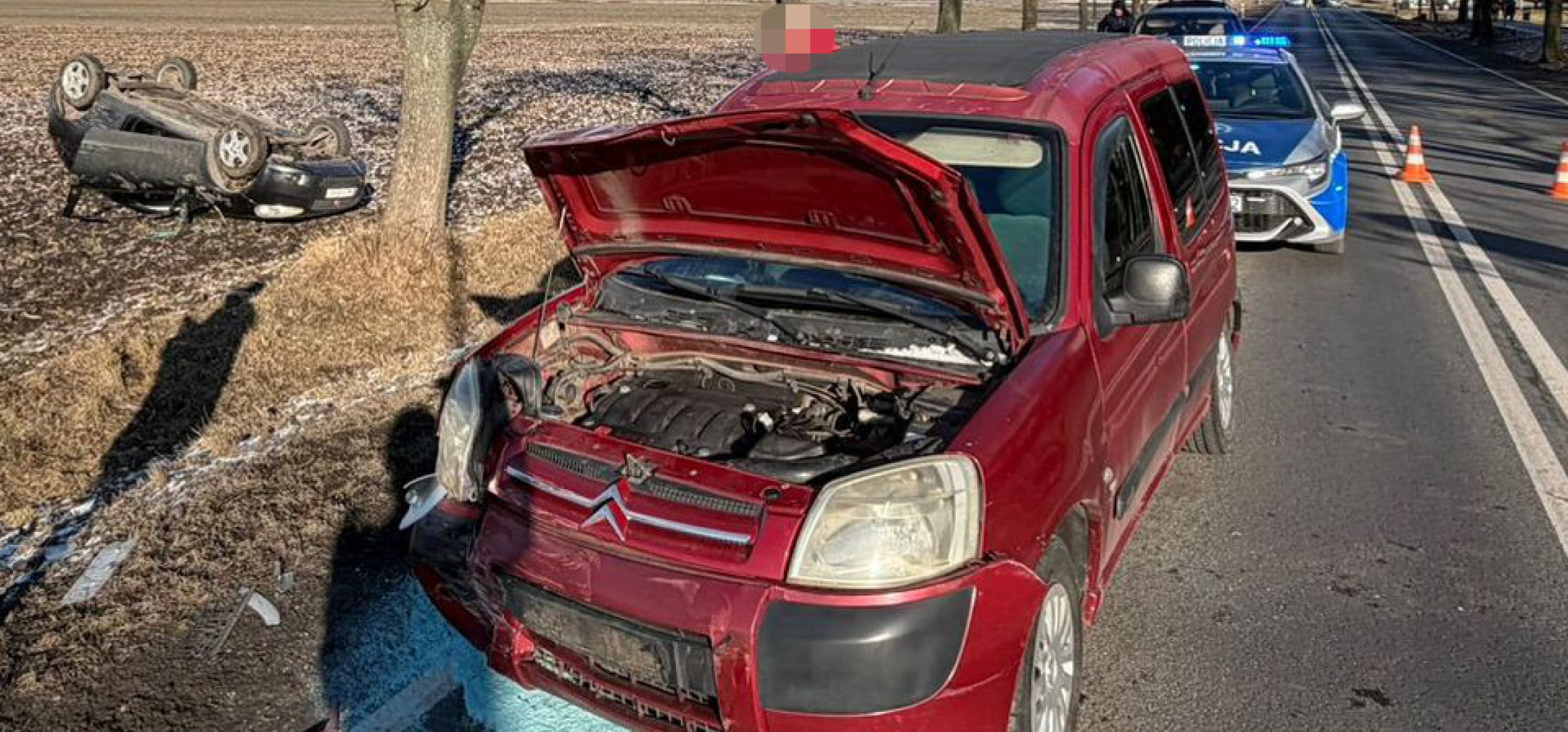 Trzy auta rozbite, jedno dachowało. Groźna kraksa w regionie