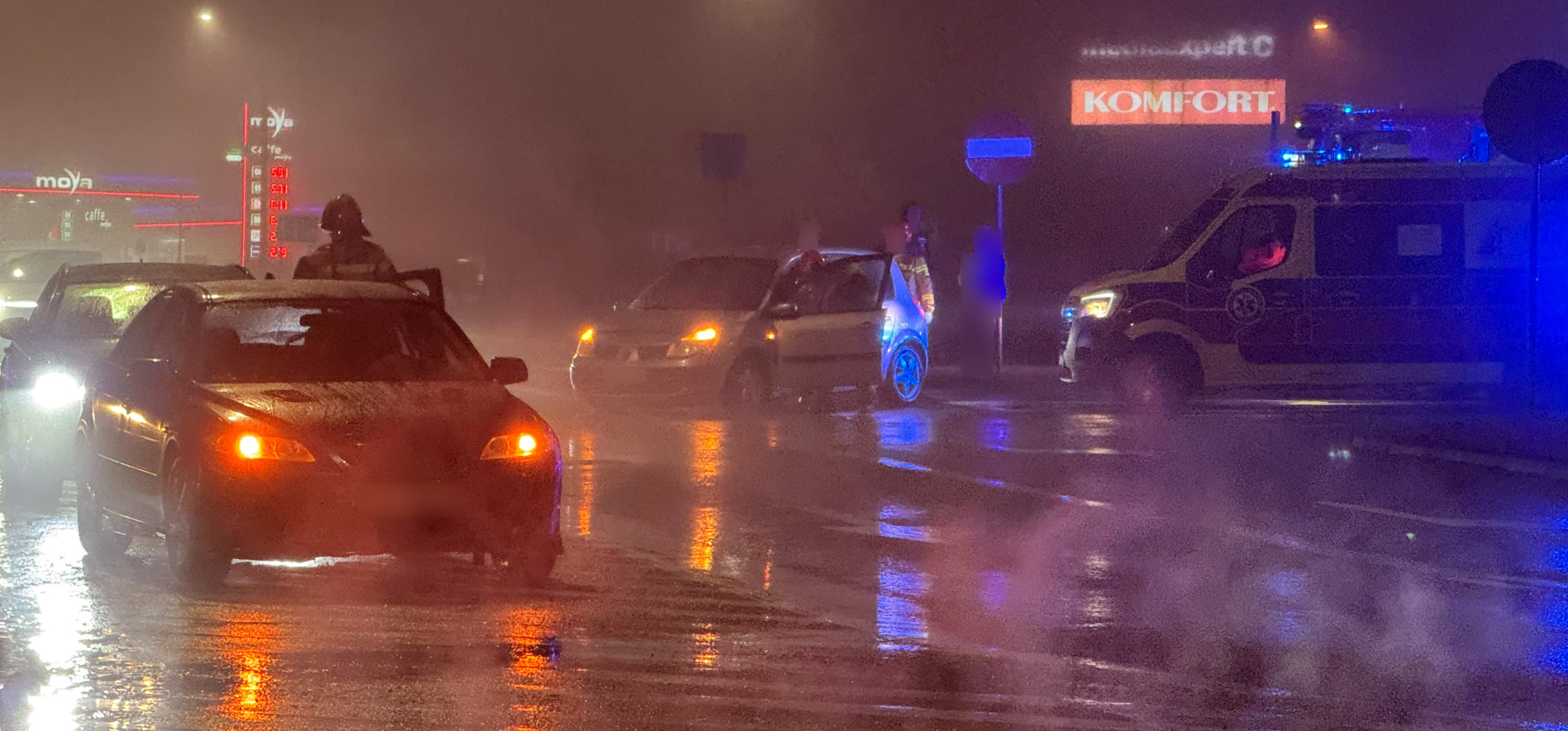 Zderzenie osobówek na osiedlu Rąbin