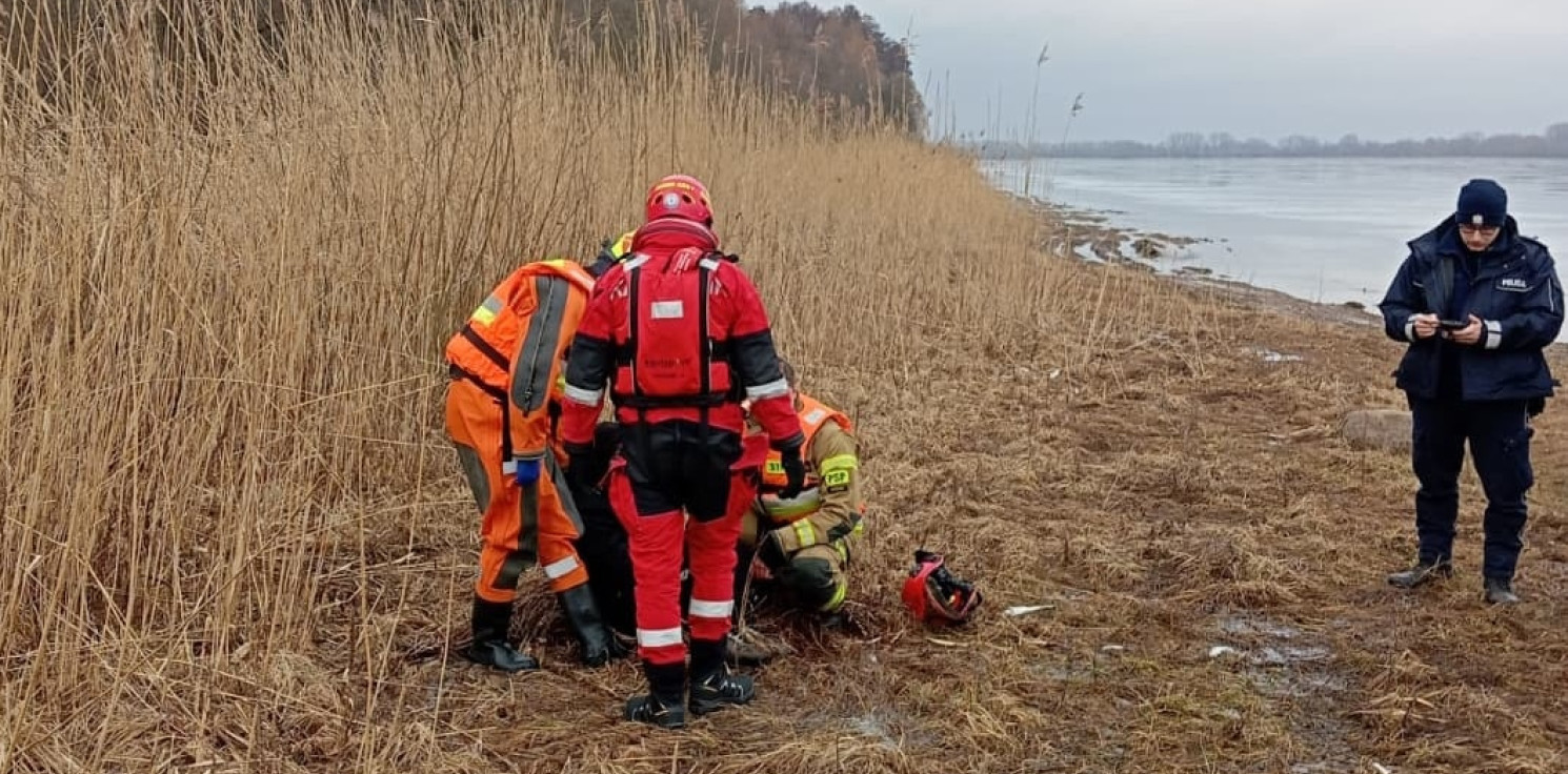 Region - Pod człowiekiem załamał się lód. Dramatyczna akcja na Jeziorze Pakoskim