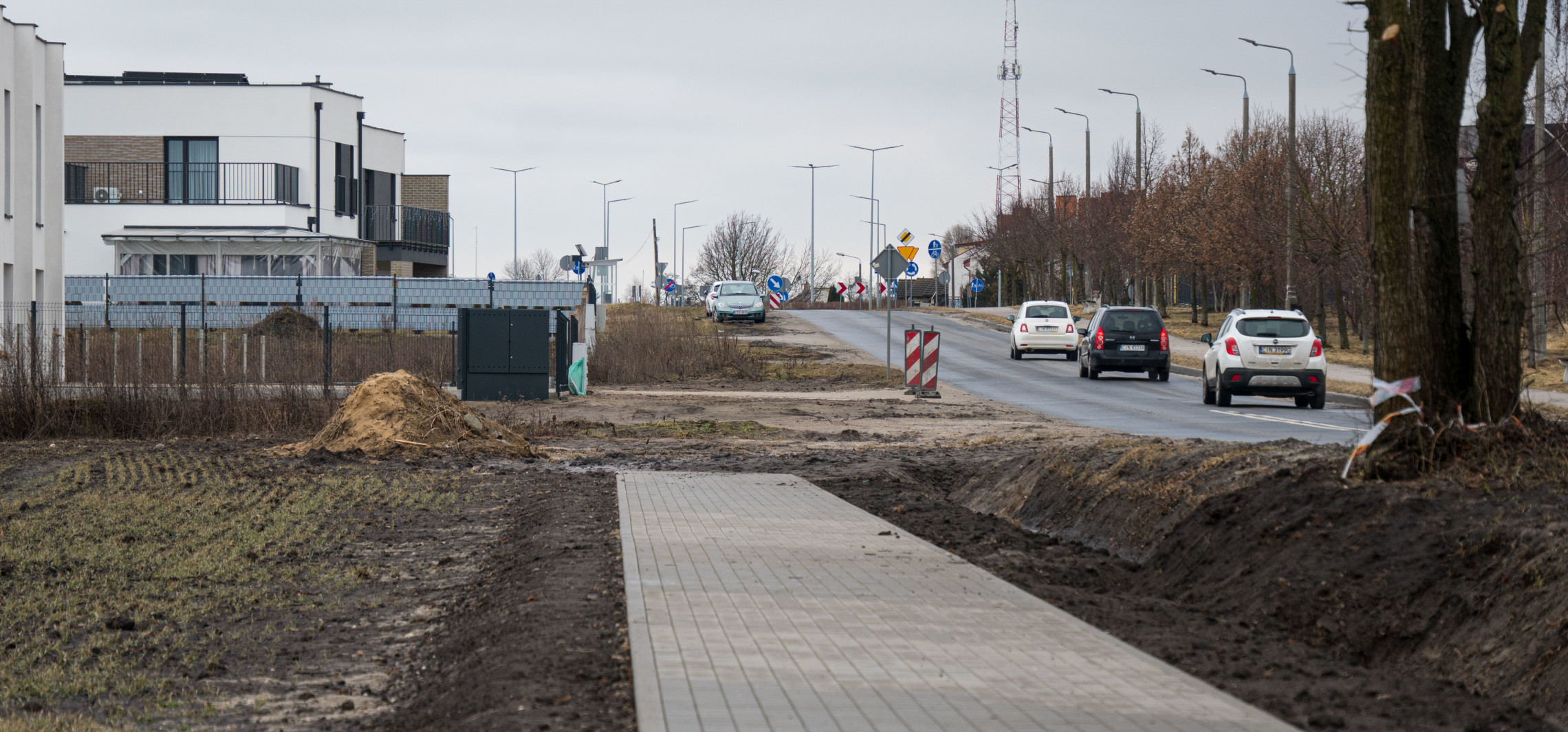 Mieszkańcy osiedla proszą o chodnik. Teraz mają błoto i rów