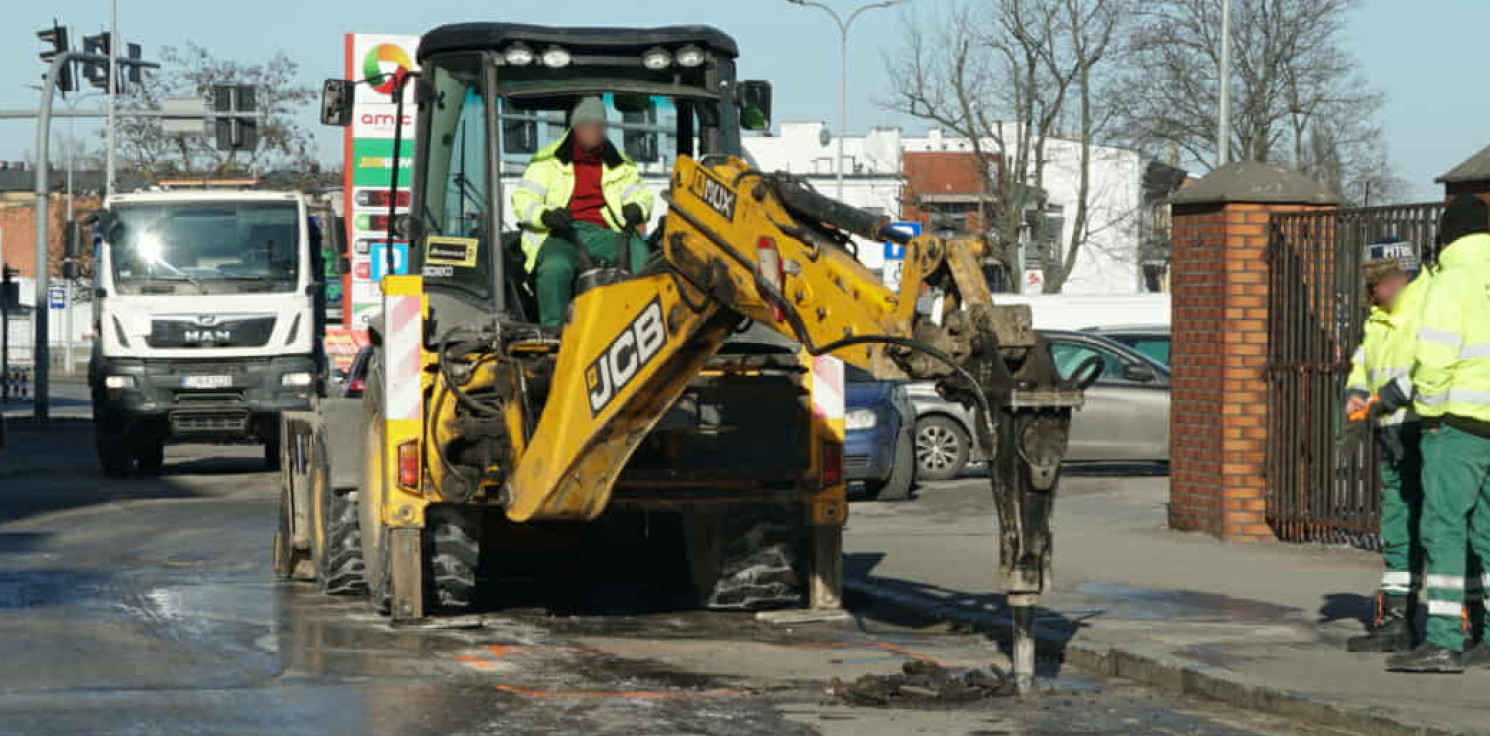 Inowrocław - Zimowe mrozy pokiereszowały wodociągi. Ruszyły naprawy nawierzchni