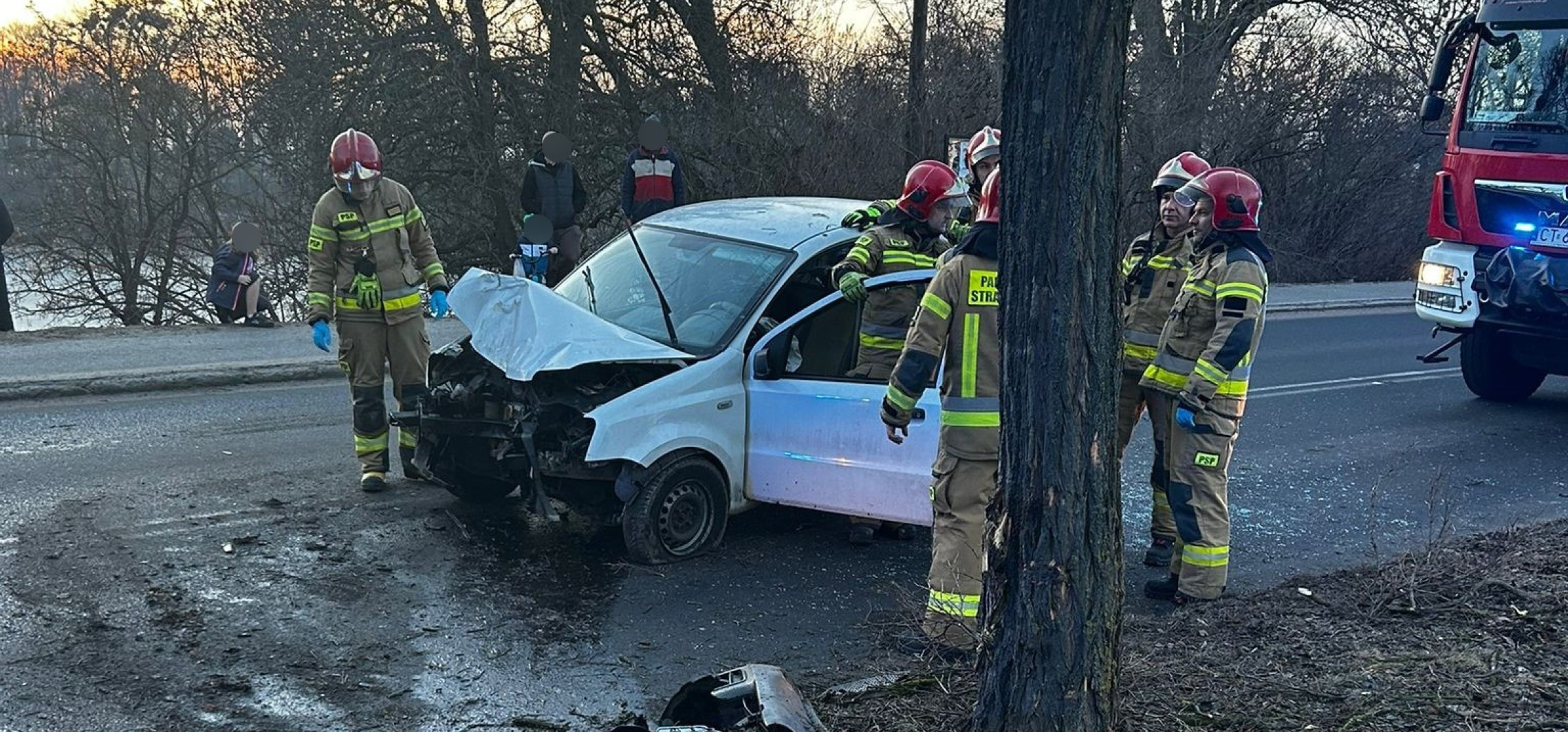 Fiat rozbił się na drzewie. Kierowca z mandatem