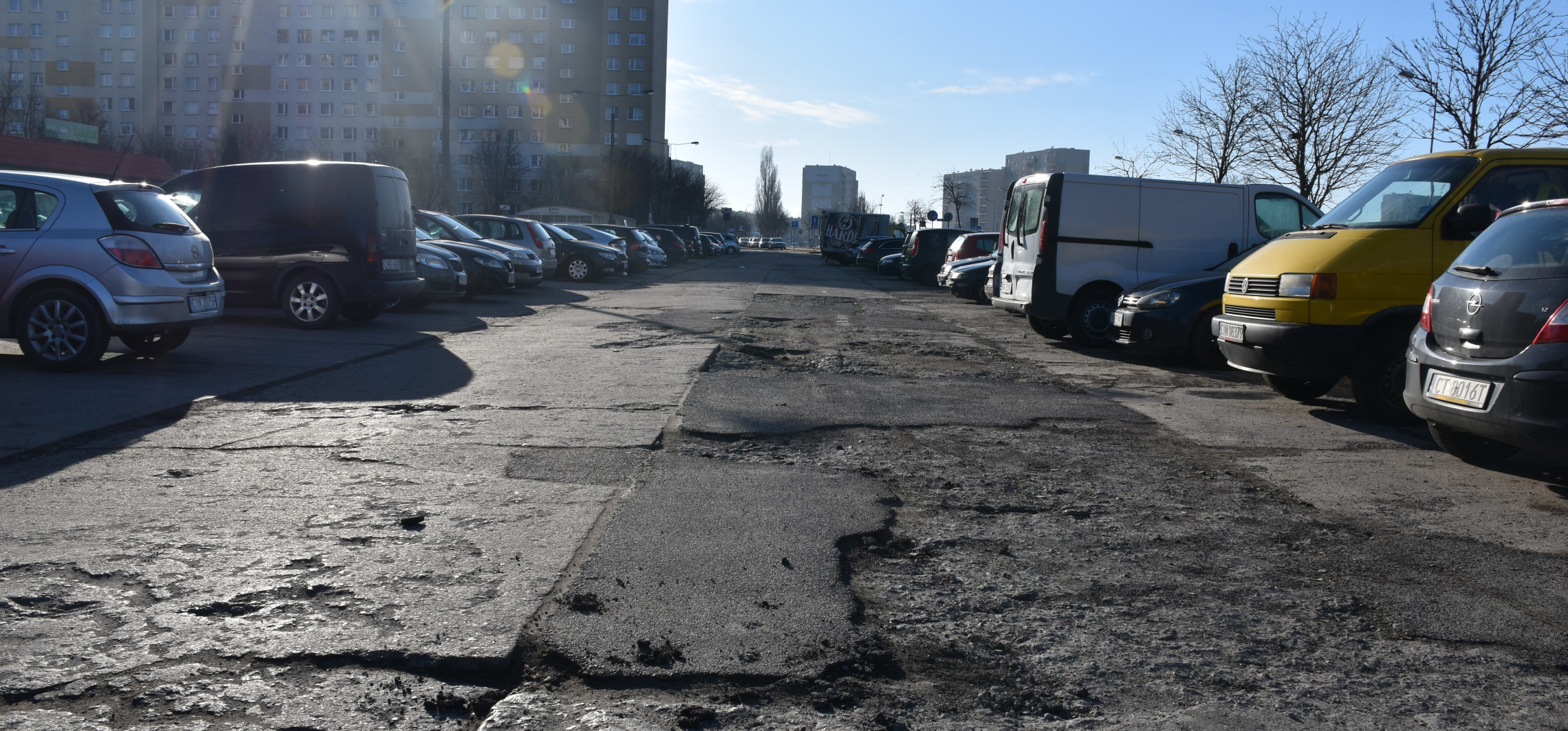 Duży parking się sypie. Po remoncie część kierowców może już na niego nie wjechać