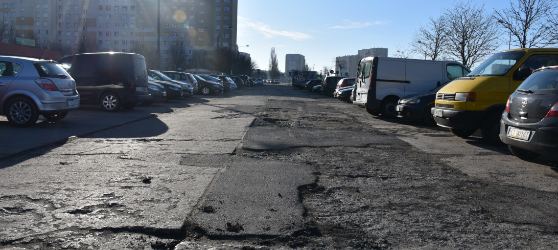 Duży parking się sypie. Po remoncie część kierowców może już na niego nie wjechać
