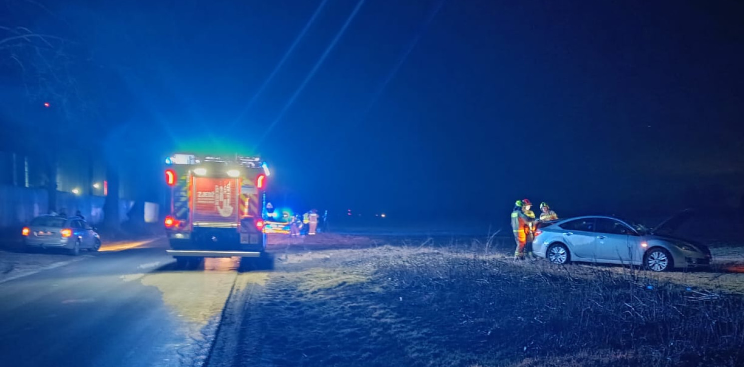 Region - Utrudnienia na drodze do Kruszwicy. Auto w polu
