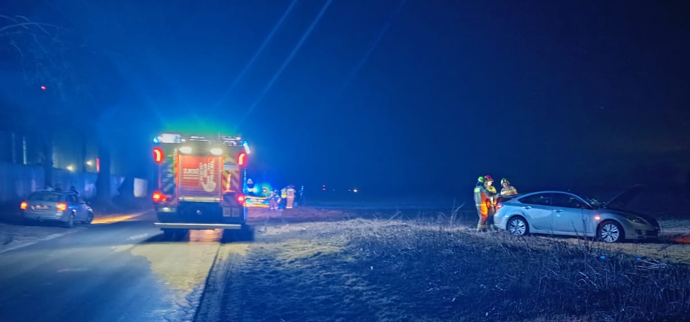 Utrudnienia na drodze do Kruszwicy. Auto w polu
