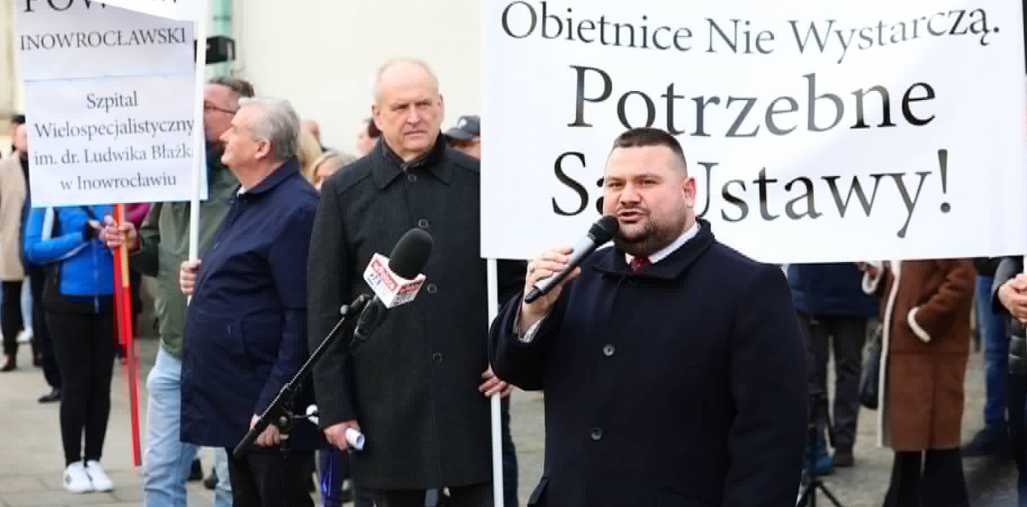 Inowrocław - "Szpitale powiatowe nie chcą umierać na kolanach". Delegacja z Inowrocławia na proteście w Warszawie