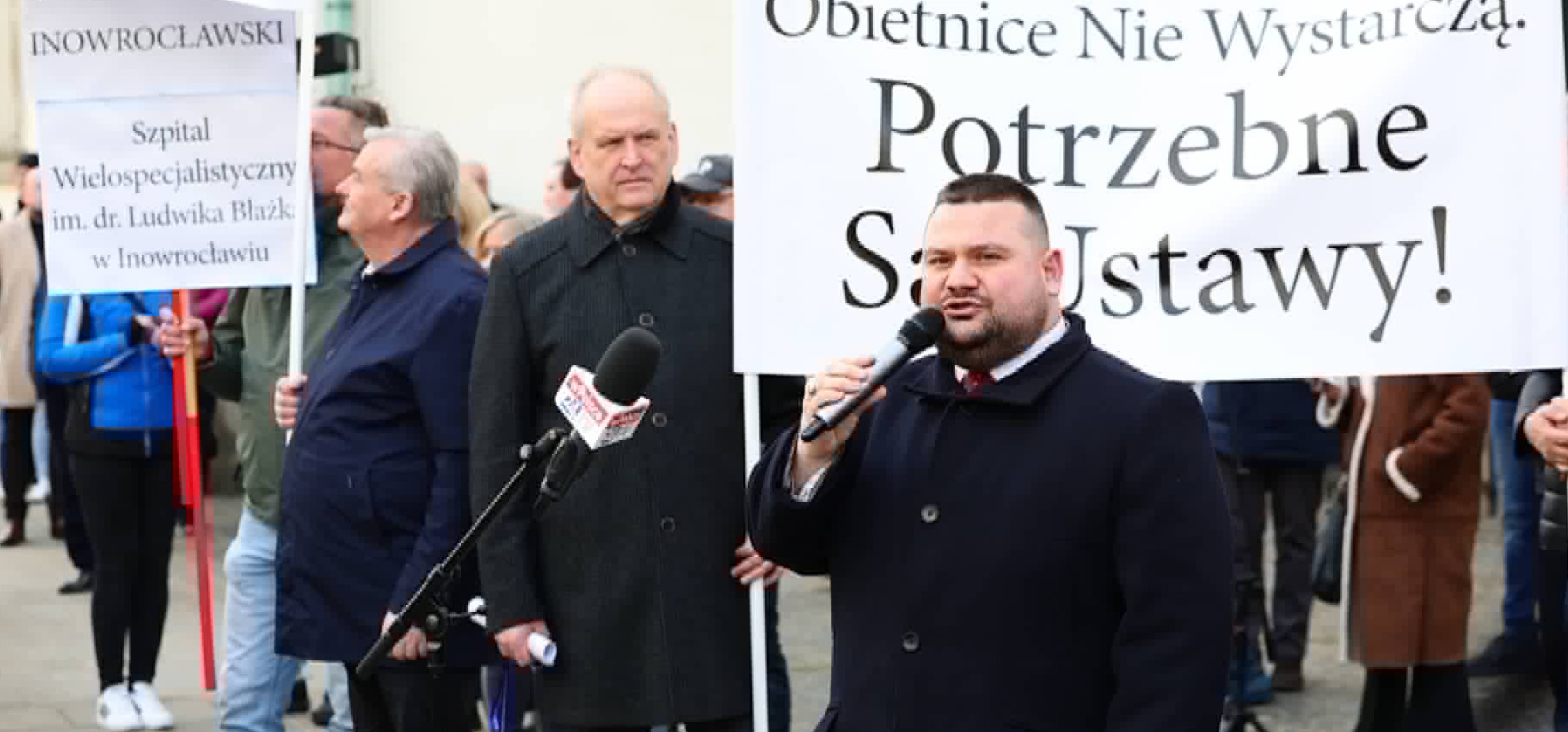 "Szpitale powiatowe nie chcą umierać na kolanach". Delegacja z Inowrocławia na proteście w Warszawie