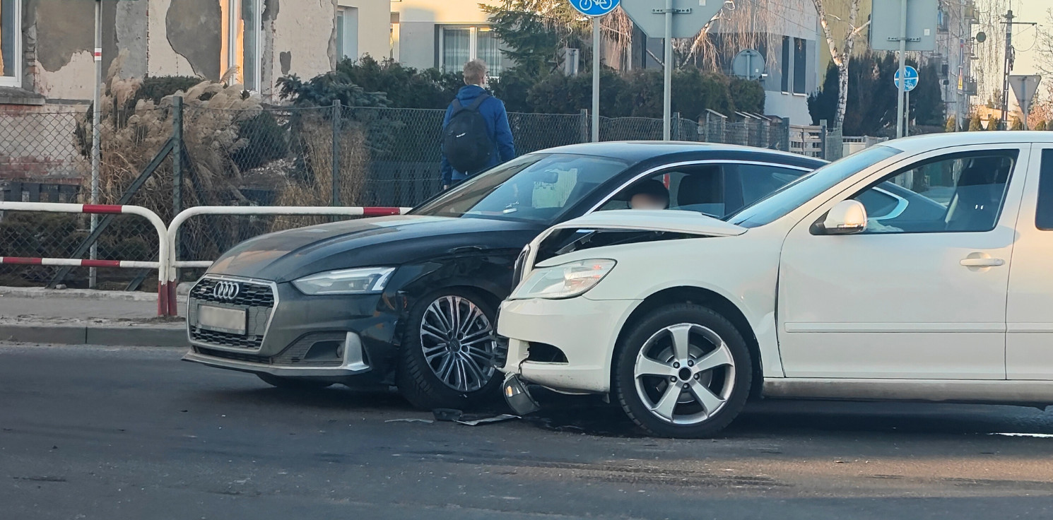 Inowrocław - Dwie osobówki zderzyły się na skrzyżowaniu. Są utrudnienia