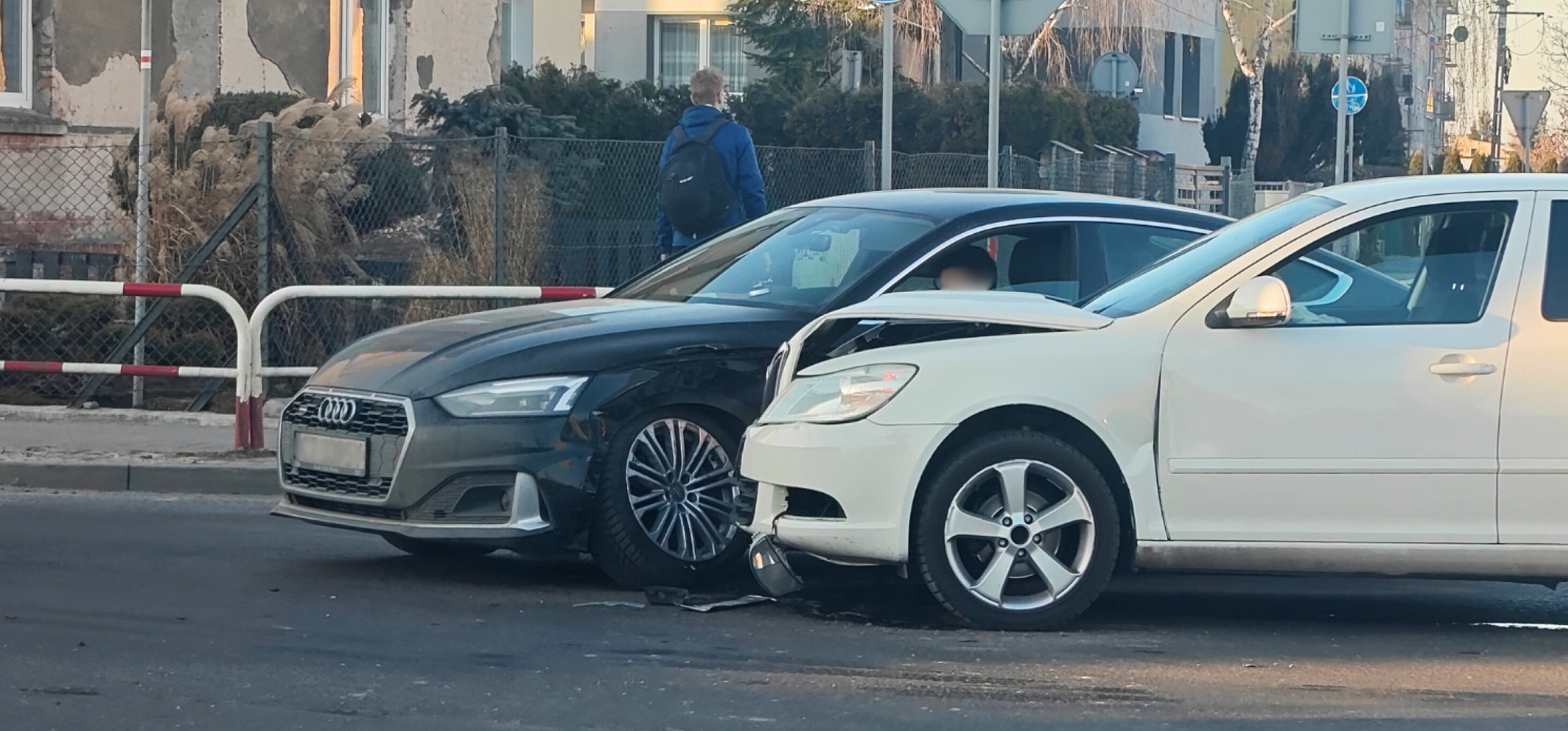 Dwie osobówki zderzyły się na skrzyżowaniu. Są utrudnienia