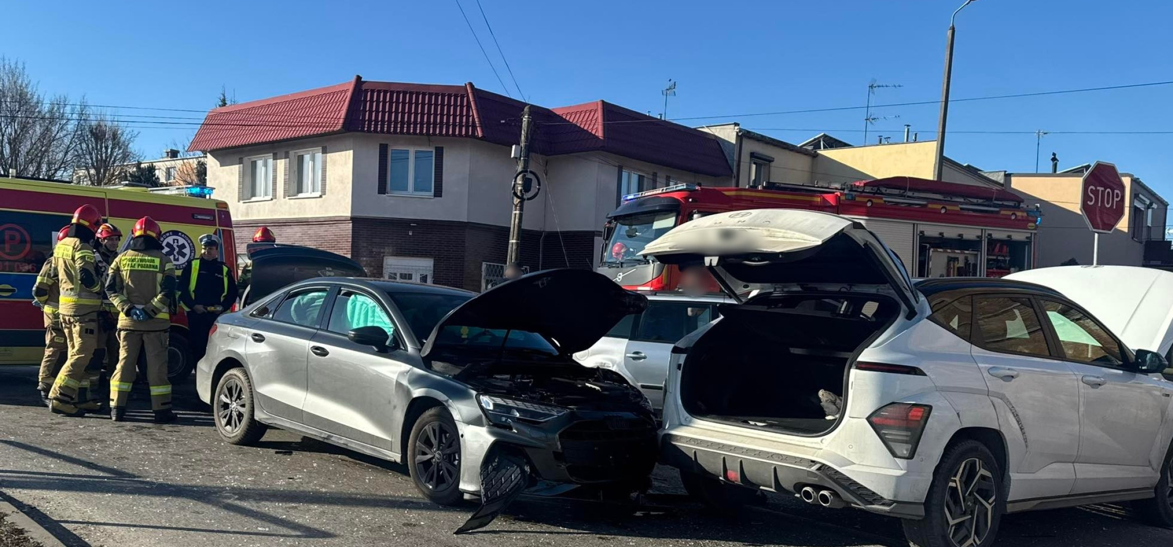 Cztery samochody zderzyły się na skrzyżowaniu. Są poszkodowani