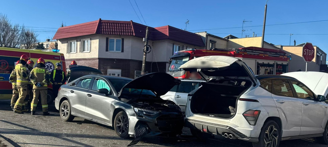 Cztery samochody zderzyły się na skrzyżowaniu. Są poszkodowani