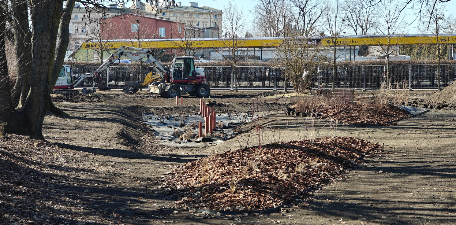 Inowrocław - W rejonie ul. Jacewskiej wznowiono prace przy ogrodzie deszczowym