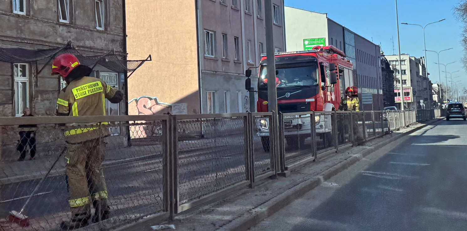 Inowrocław - Strażacy neutralizują plamę oleju. Utrudnienia w mieście