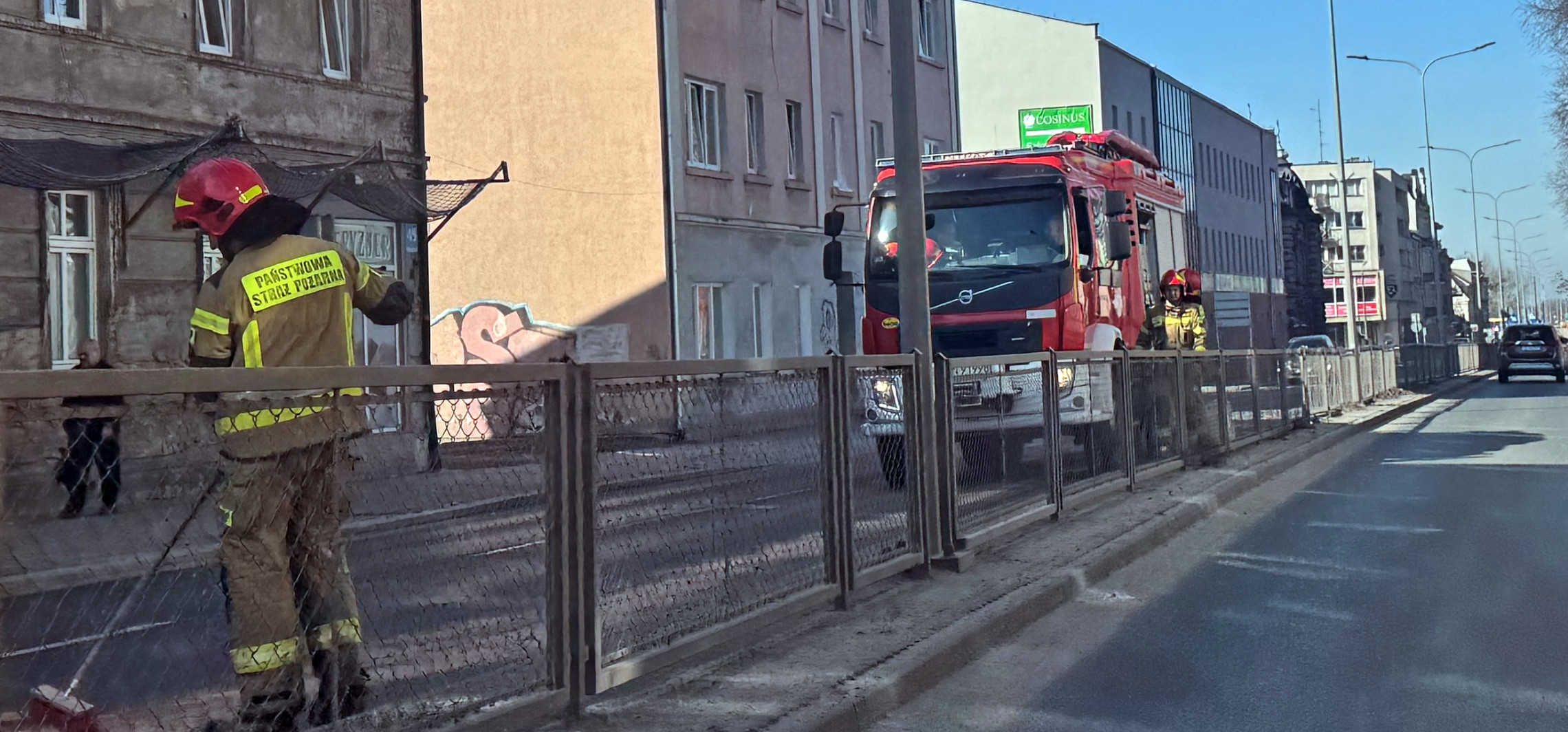 Strażacy neutralizują plamę oleju. Utrudnienia w mieście