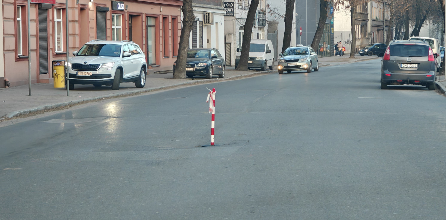 Inowrocław - Uwaga kierowcy, na ul. Św Ducha znów zapada się jezdnia