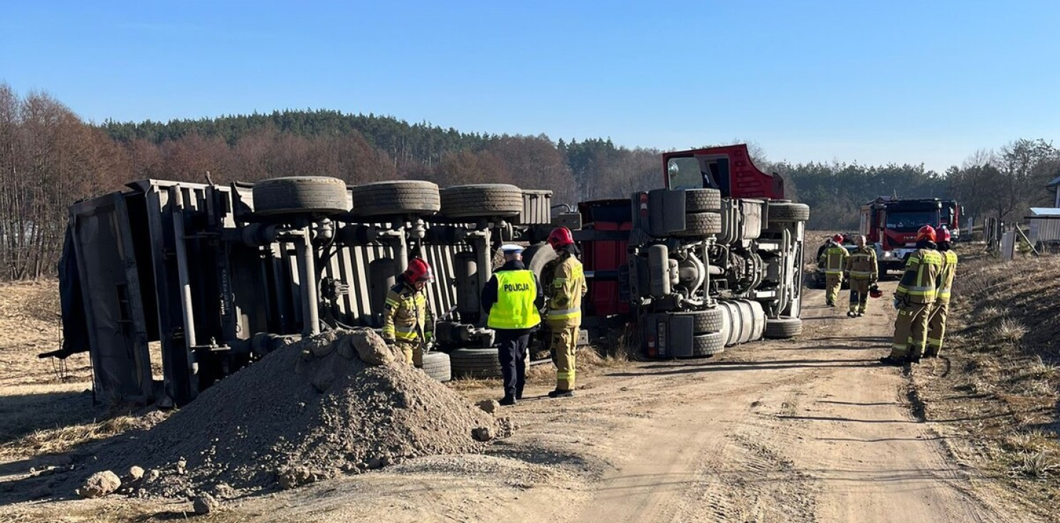 Mogilno - TIR przewrócił się na polu pod Mogilnem