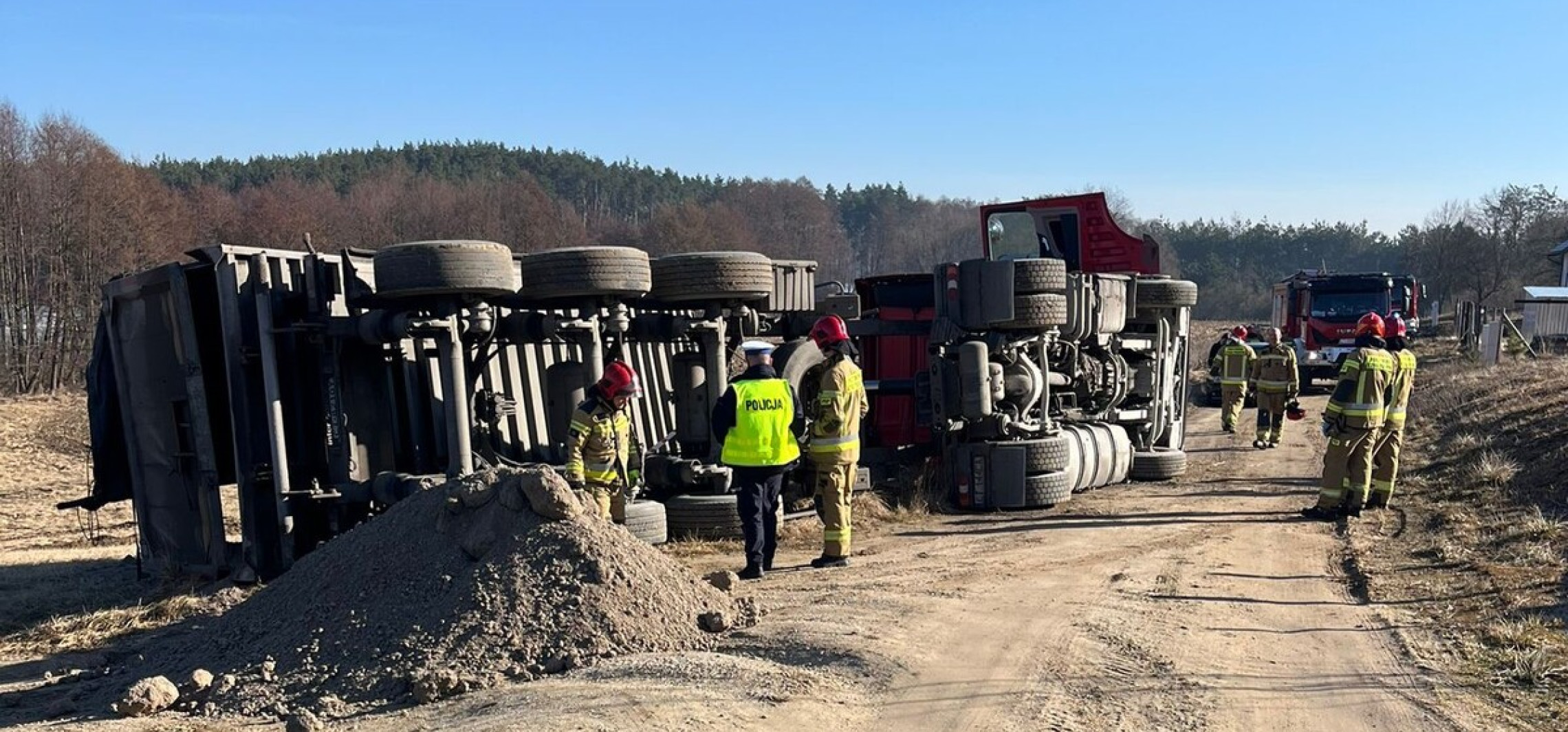 TIR przewrócił się na polu pod Mogilnem