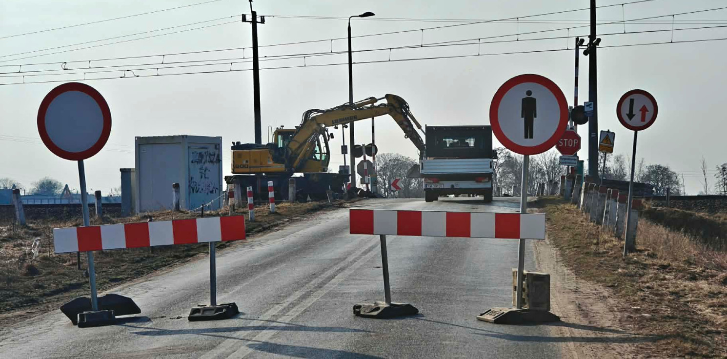 Inowrocław - Zamknięto dwa przejazdy kolejowe. Autobusy jeżdżą inaczej